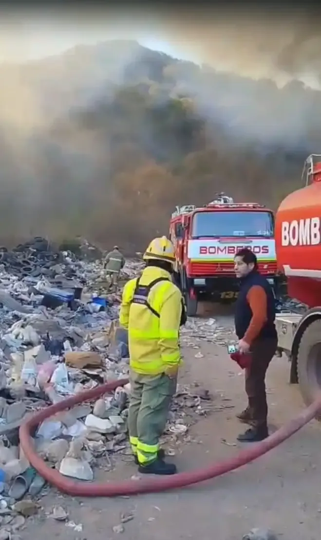 Operativo de bomberos en el predio del basural de Valle Hermoso
