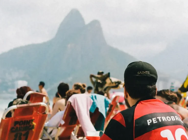 Familia disfrutando en una playa de Brasil