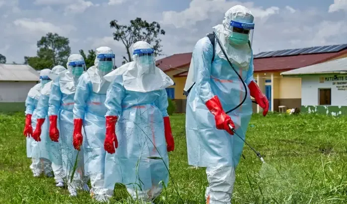 Personal sanitario con equipo de protección en la República Democrática del Congo durante el brote de ébola