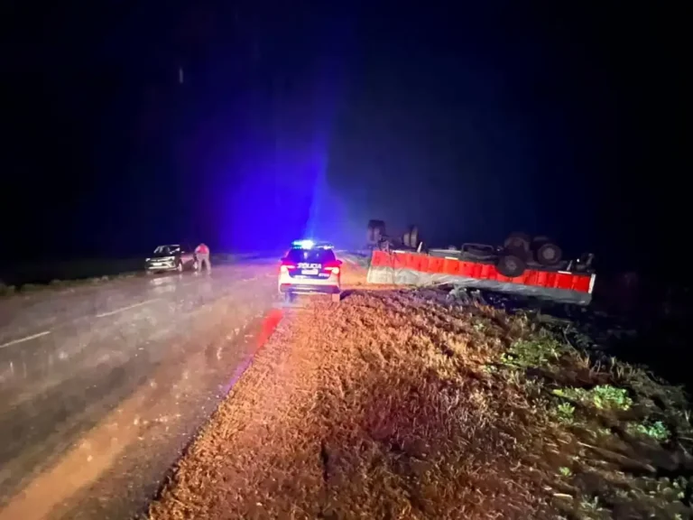 Acoplado volcado en la Ruta Provincial 1