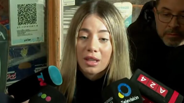 Candela Arizaga saliendo de la Fiscalía de Violencia de Género
