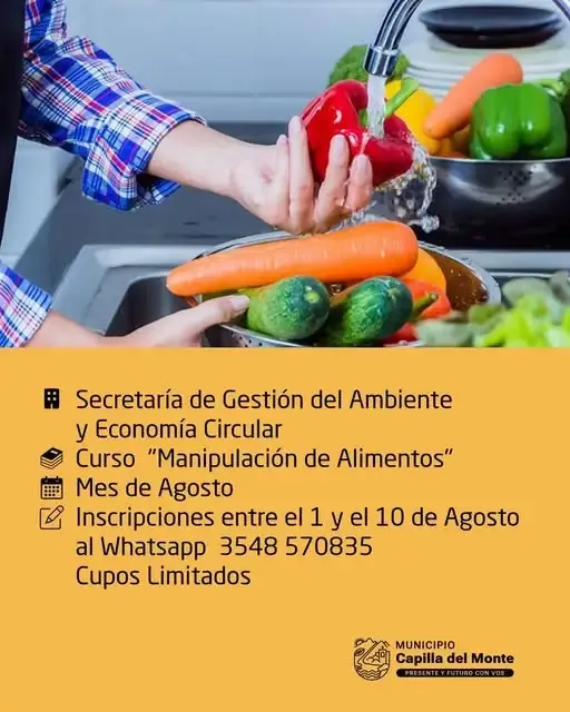 Personas en una cocina durante un curso de manipulación de alimentos