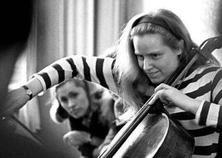 Jacqueline du Pré sosteniendo un violonchelo