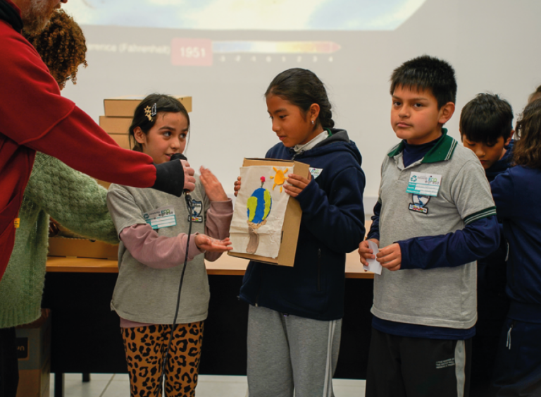 Estudiantes participan en el Desafío Eco Egreso Primaria en la Plaza Cielo-Tierra de Córdoba