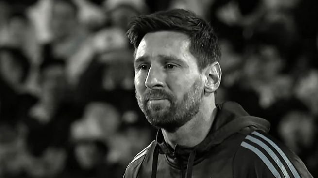 Lionel Messi con la camiseta de la Selección argentina sosteniendo la Copa del Mundo