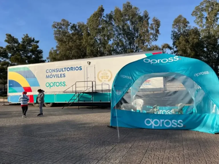 Camión Multiconsultorio de APROSS + Cerca en una localidad del interior de Córdoba