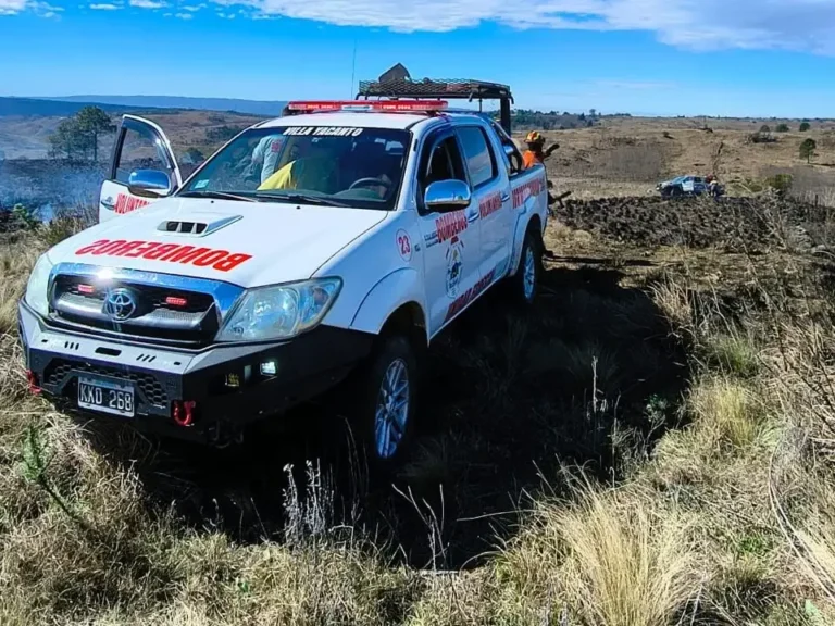 Bomberos trabajan en el incendio en Punilla