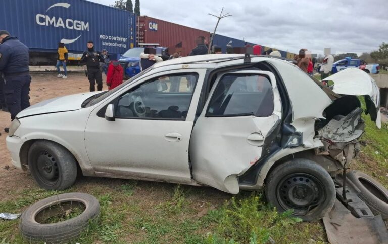 Auto Chevrolet Prisma sobre las vías del tren en barrio Marqués Anexo, Córdoba