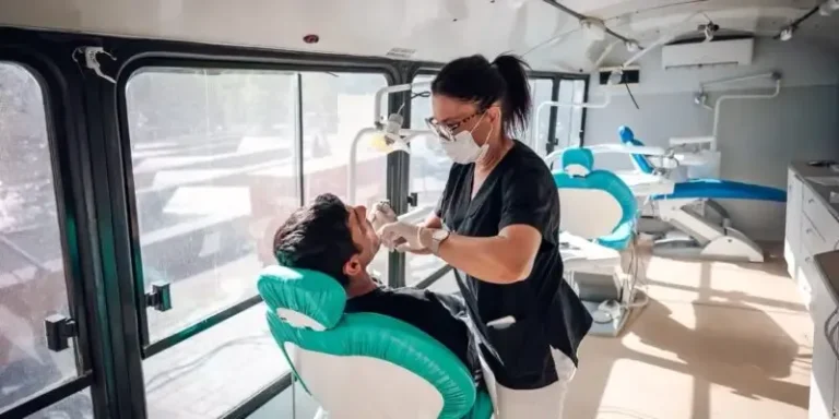 Controles gratuitos de cáncer bucal en Plaza San Martín, Córdoba