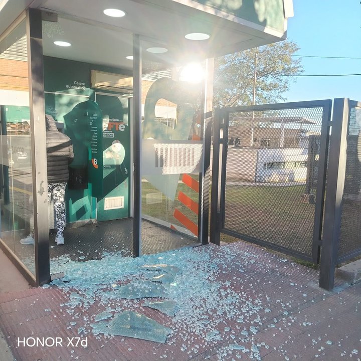 Puerta de vidrio dañada de un cajero automático en barrio Crisol Norte, Córdoba