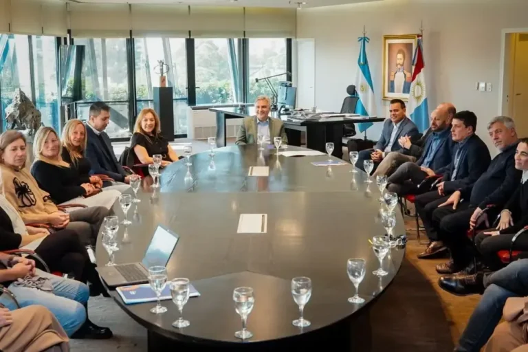 Reunión del gobernador Martín Llaryora con representantes de cines por el programa IECA