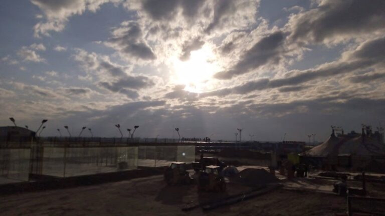 Vista de la ciudad de Córdoba con cielo despejado y sol
