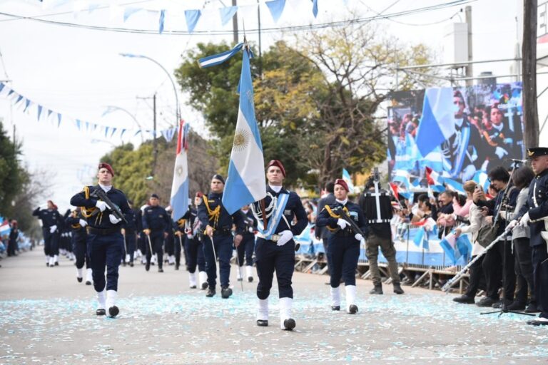 Calle Mariano Fragueiro con vallado y cortes de tránsito en Alta Córdoba durante el operativo previo al desfile de San Martín