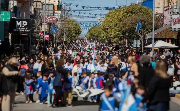 Plaza San Martín de Cosquín durante el desfile de instituciones