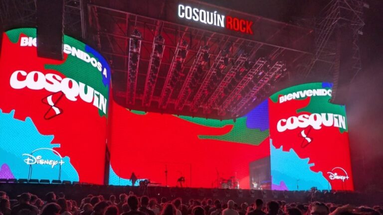 Escenario principal de Cosquín Rock con público en el Aeródromo de Santa María de Punilla