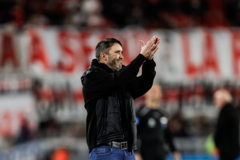 Eduardo Coudet durante el partido entre River Plate e Independiente Santa Fe en el Monumental