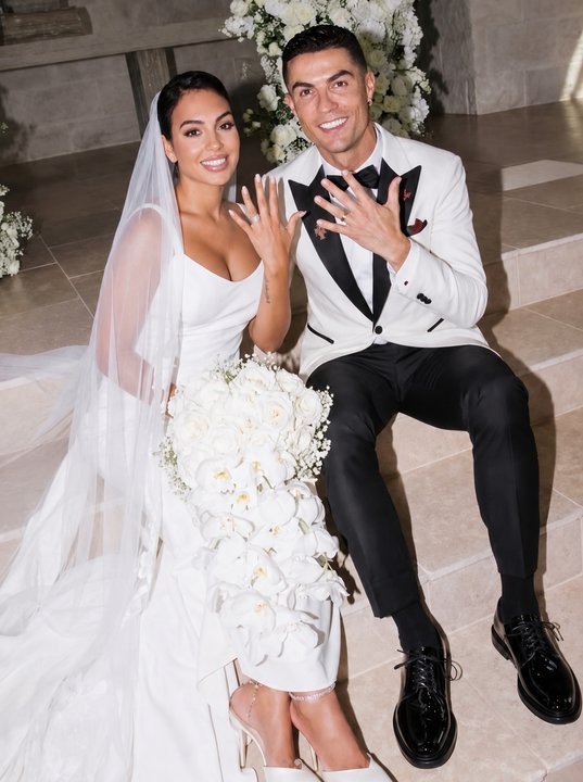 Manos de Cristiano Ronaldo y Georgina Rodríguez con alianzas de oro