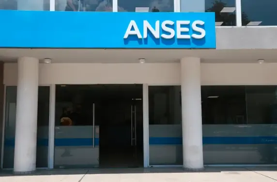Logo de ANSES en la sede central
