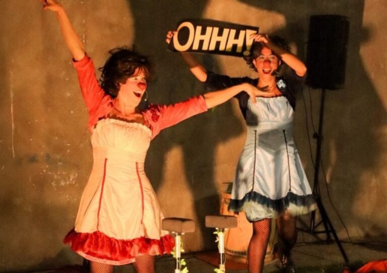 Escena de la obra Des-encontradas con dos payasas en el Teatro Comedia