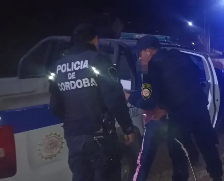 Policía en la puerta de la Escuela Cosme Argerich en Santa Cruz del Lago