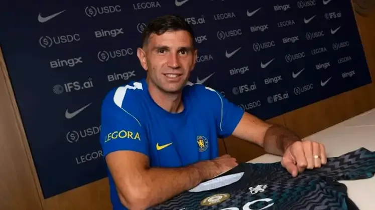 Emiliano Martínez con la camiseta del Chelsea