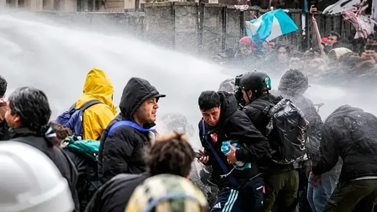 Manifestantes y fuerzas de seguridad frente al Congreso de la Nación