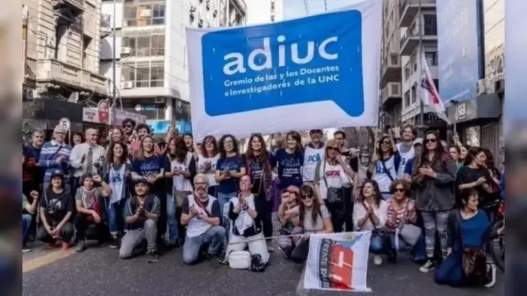 Docentes universitarios de Córdoba en asamblea