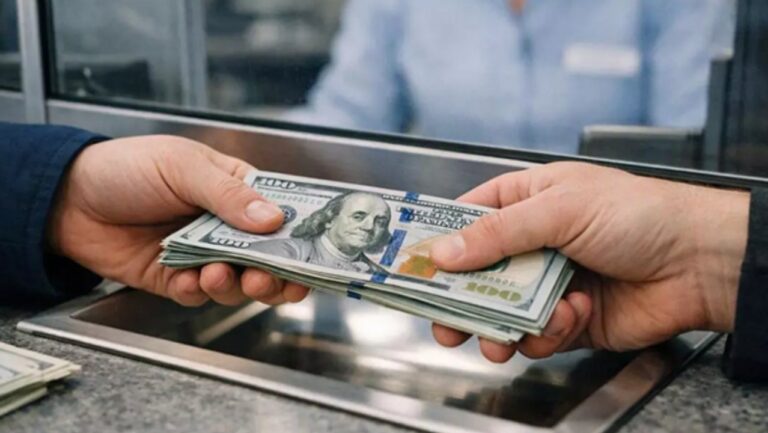 Cotización del dólar en pizarra de banco