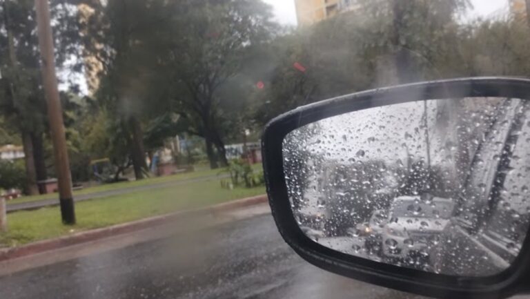 Calles mojadas y cielo nublado en Córdoba durante el fin de semana largo