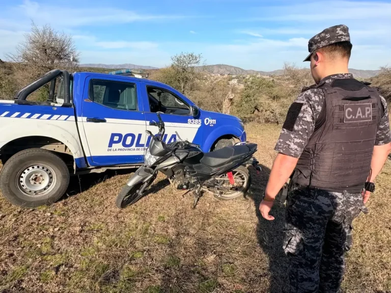 Moto Honda Twister gris entre malezas en barrio Colinas, Villa Carlos Paz
