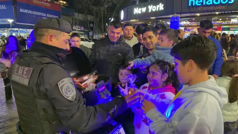 Personal del Escuadrón Motorizado Enduro repartiendo golosinas en Villa Carlos Paz