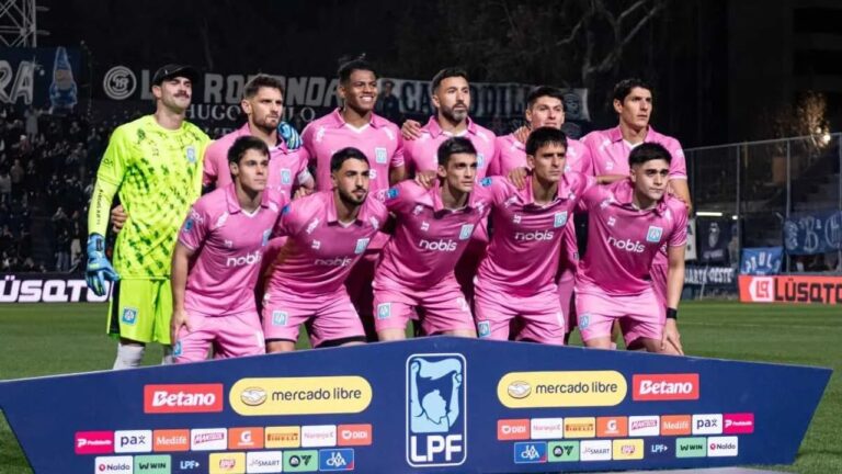 Estudiantes de Río Cuarto durante el partido ante Independiente Rivadavia