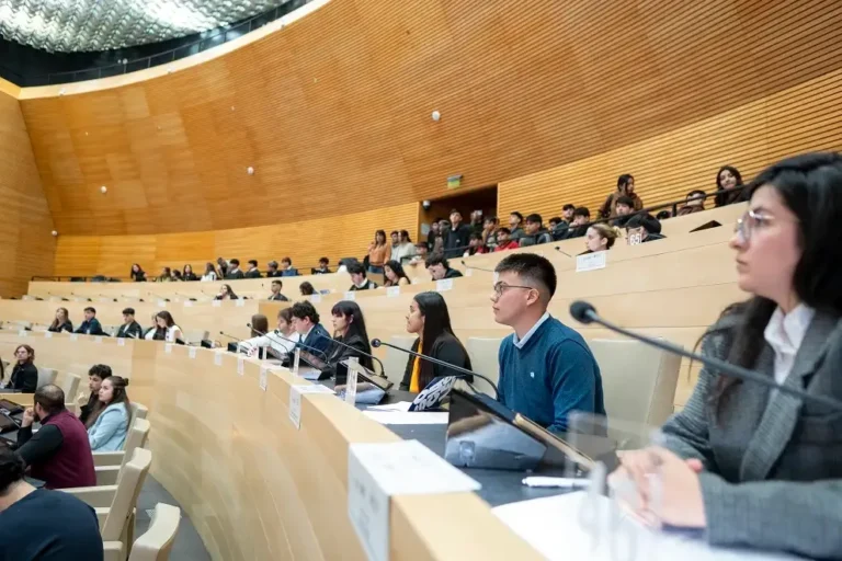 Estudiantes de la UNVM en la Legislatura de Córdoba durante la simulación legislativa sobre inteligencia artificial
