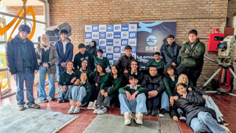 Estudiantes de Villa del Totoral durante la visita a los estudios de SRT Media