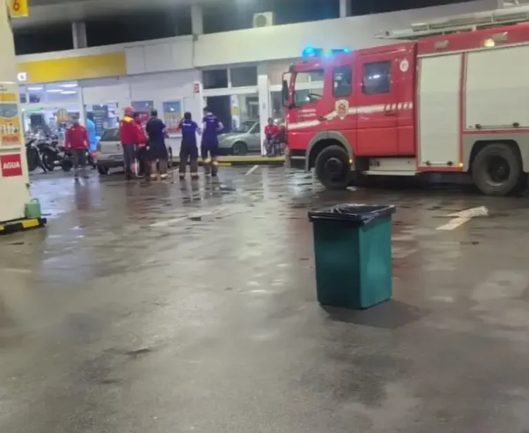 Bomberos trabajando en estación de servicio tras explosión