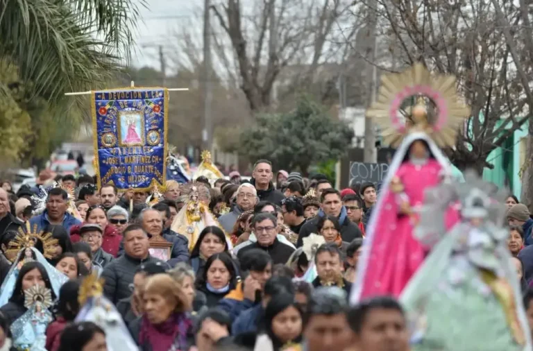 Procesión de la Virgen de Urkupiña por calles de barrio Villa El Libertador en Córdoba