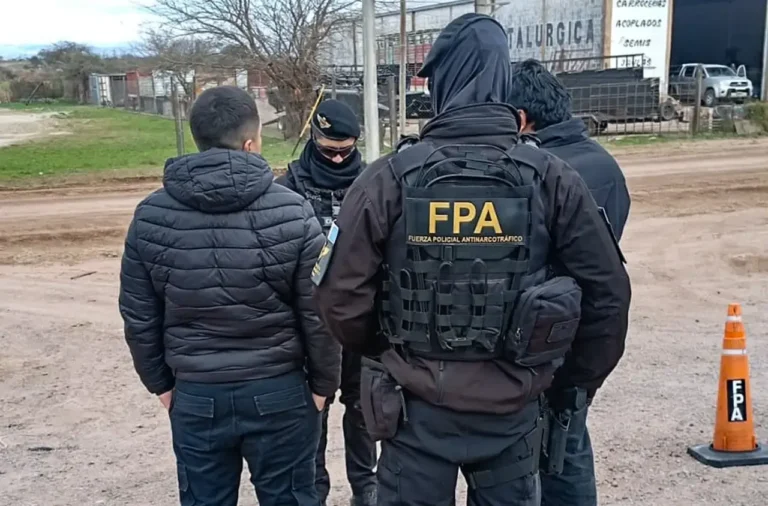 Efectivos de la FPA durante un operativo de control vehicular en Córdoba