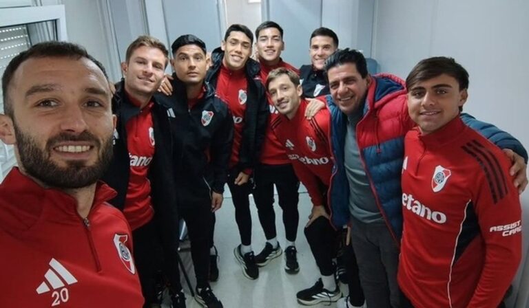 Germán Pezzella besando el escudo de River Plate