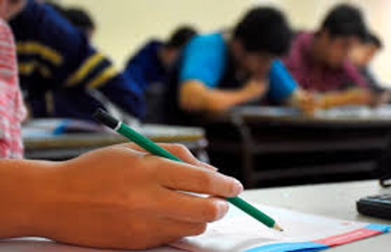 Estudiantes universitarios en un aula