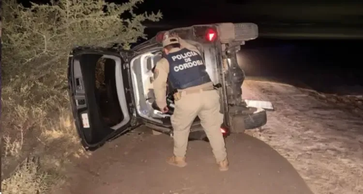 Vehículo volcado y abandonado en Paraje Characato, Villa de Soto