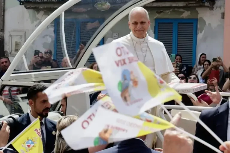 Papa León XIV durante una ceremonia en el Vaticano