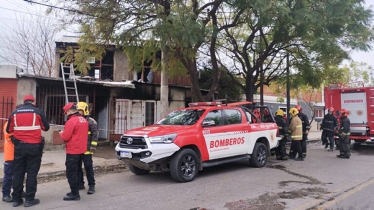 Bomberos trabajando en el incendio de una casa en barrio General Bustos, Córdoba