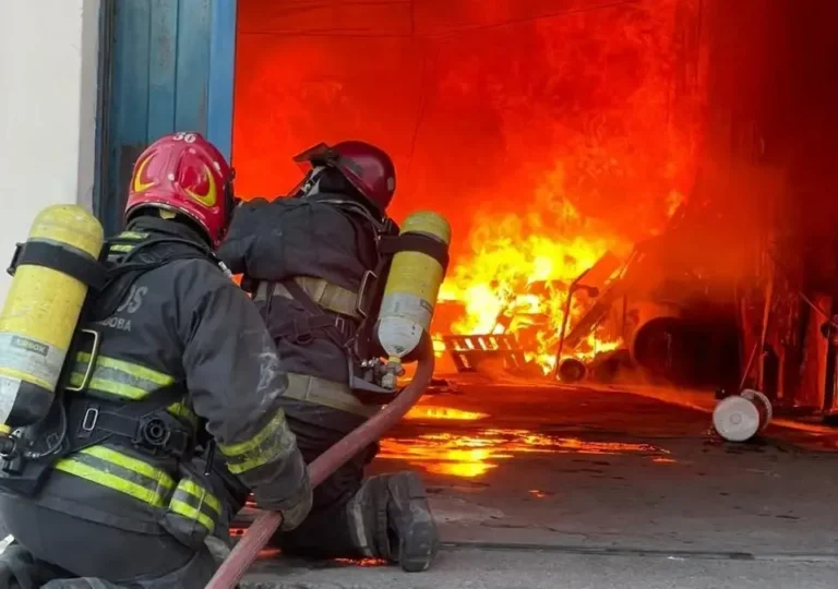 Bomberos trabajan en un incendio en un depósito en barrio Rosedal