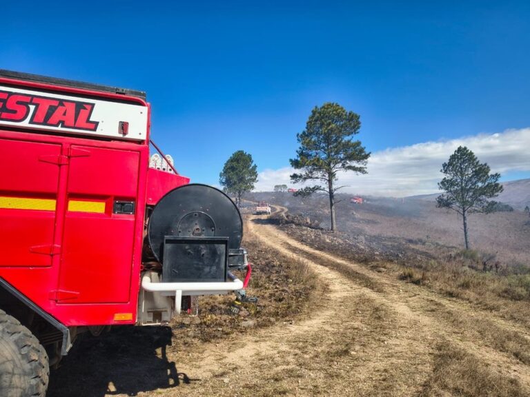 Avión hidrante operando en incendio forestal en Yacanto, Córdoba
