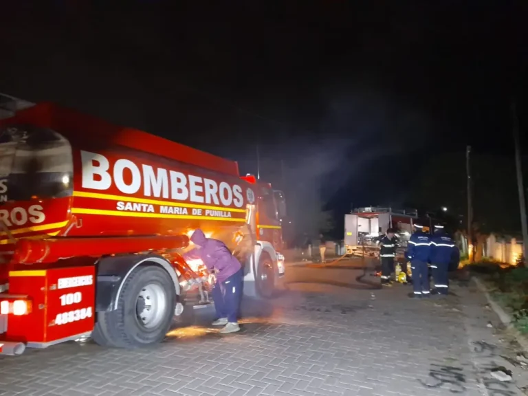 Bomberos trabajando en el incendio de una vivienda en Santa María de Punilla