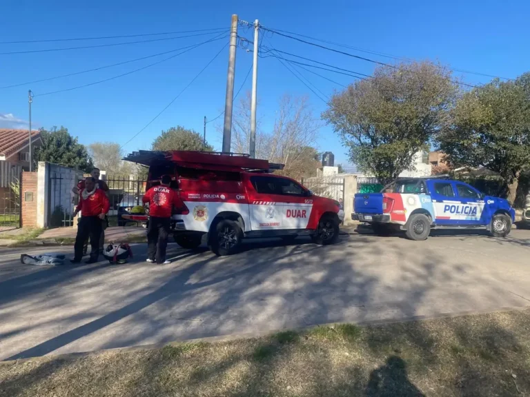 Bomberos trabajando en un incendio en Villa Carlos Paz