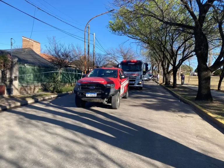 Bomberos trabajando en el incendio de una vivienda en Villa Carlos Paz