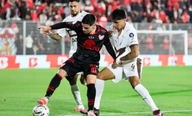 Jugadores de Instituto y Platense durante la definición por penales en el estadio Coloso del Parque Marcelo Bielsa