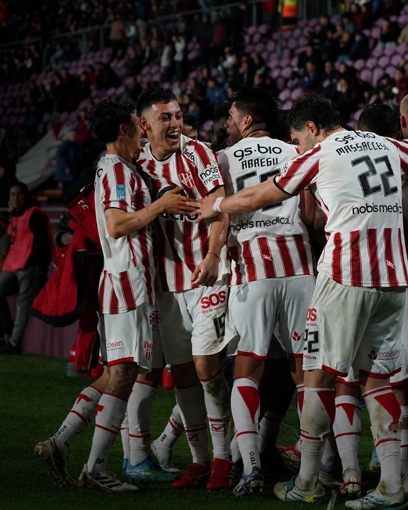 Jugadores de Instituto celebran un gol ante Lanús en el estadio Ciudad de Lanús