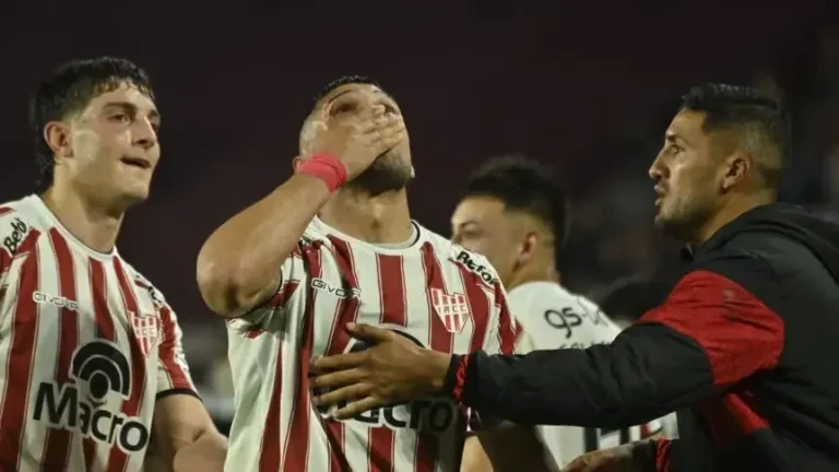 Jugadores de Instituto celebran el gol ante Lanús